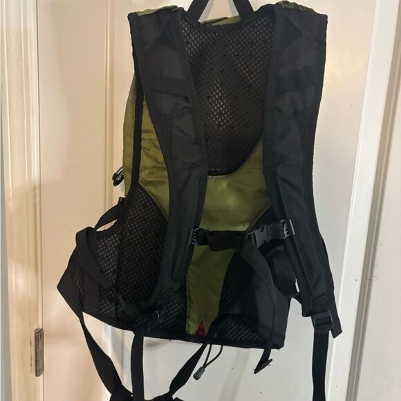 Coleman Max Green and Black Backpack 14L EUC - Picture 2 of 2